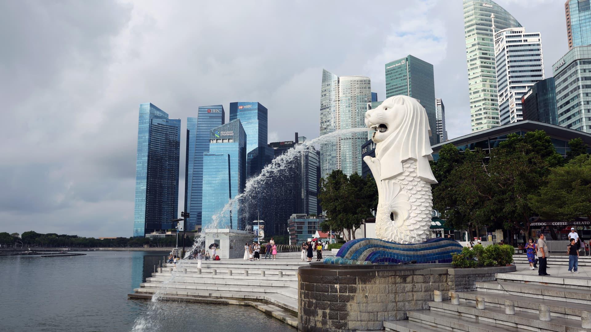 More than half of business people are considering moving to a new country.HSBC