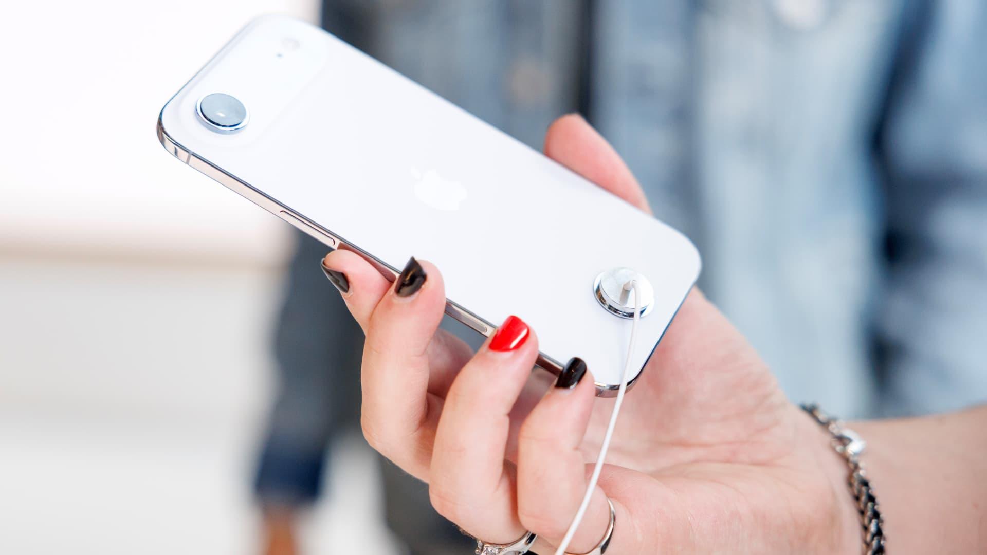 Apple's iPhone over-the-air sales focus on Q4 earnings